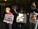Manifestants au pied de la Trump Tower (New York).